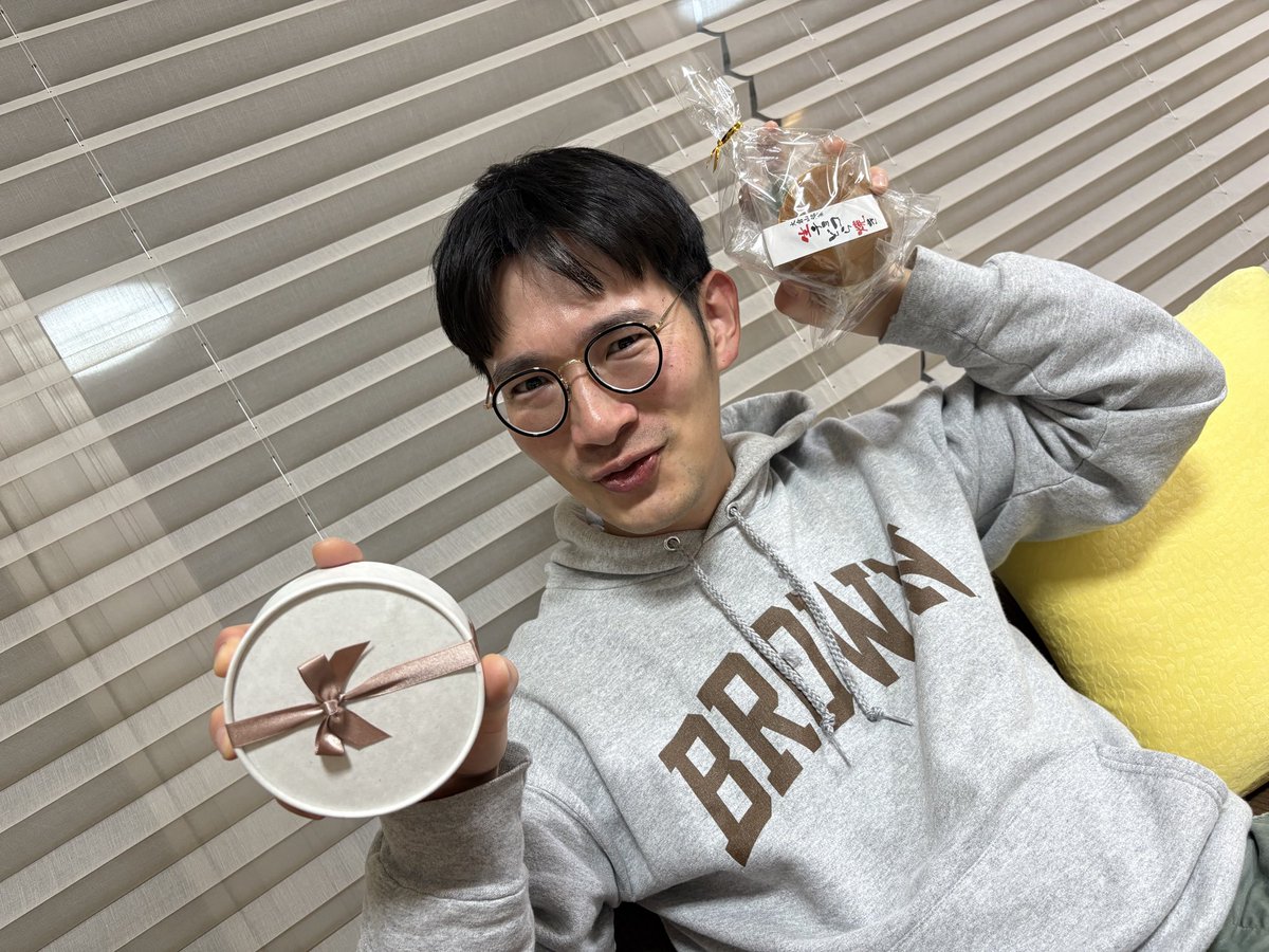 MBASE_Nerio's tweet photo. ハッピーバレンタイン！

妻とお義母さんから貰えました🙌

お昼は、妻が昨夜寝る前にひと言

「刺身が食べたい！！」

と申されたので、大磯港の穴場の定食屋さんで刺身を食べてきました🐶

美味しくて、のんびりとした良い時間でした🐟 https://t.co/SGPm8zgFuV