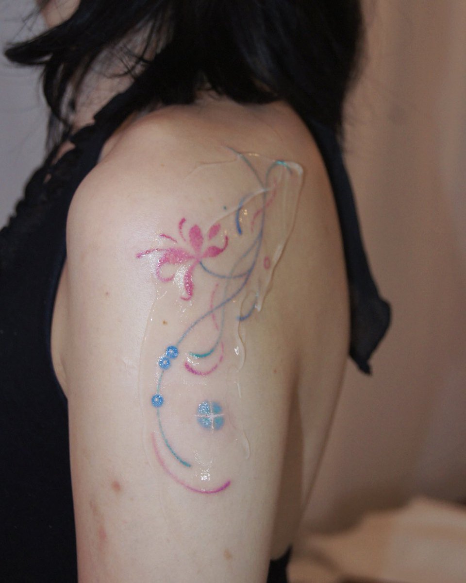 hbd24_7's tweet photo. flowing floral piece stretching from the back of shoulder down to the arm, around 16 cm 𓂃𓈒𓏸 #hbd247tatt #handpoke https://t.co/Zg6OZ9hWmZ