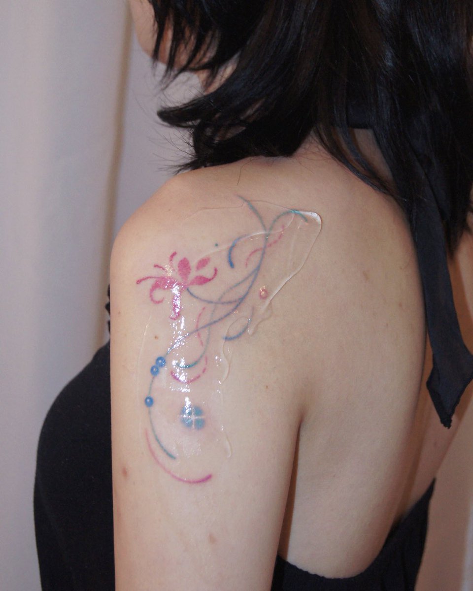 hbd24_7's tweet photo. flowing floral piece stretching from the back of shoulder down to the arm, around 16 cm 𓂃𓈒𓏸 #hbd247tatt #handpoke https://t.co/Zg6OZ9hWmZ