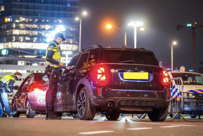 Studio040News's tweet photo. For the first time, police deploy ‘sniffers’ during a large traffic check in the Eindhoven city centre. These devices detect alcohol from a distance without requiring the driver to blow directly into them.  https://t.co/a0cBWdjqYL https://t.co/V06bo9EL9L
