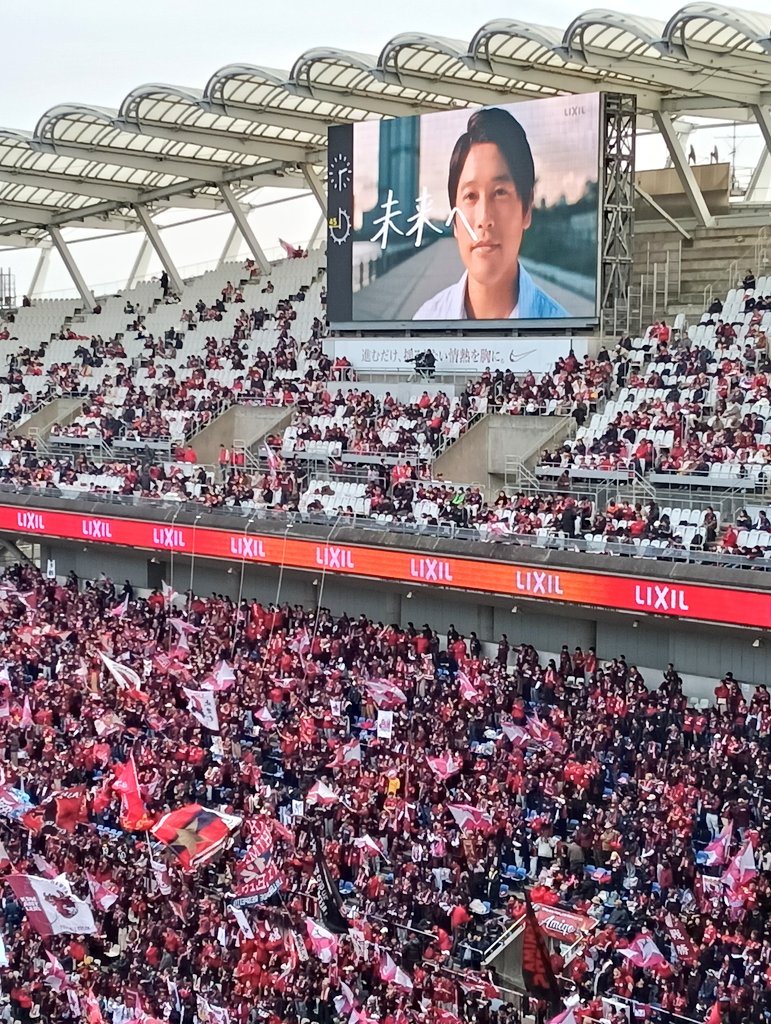 キックオフ前に1枚目みたいな両チームのエンブレムの写真を撮ろうと