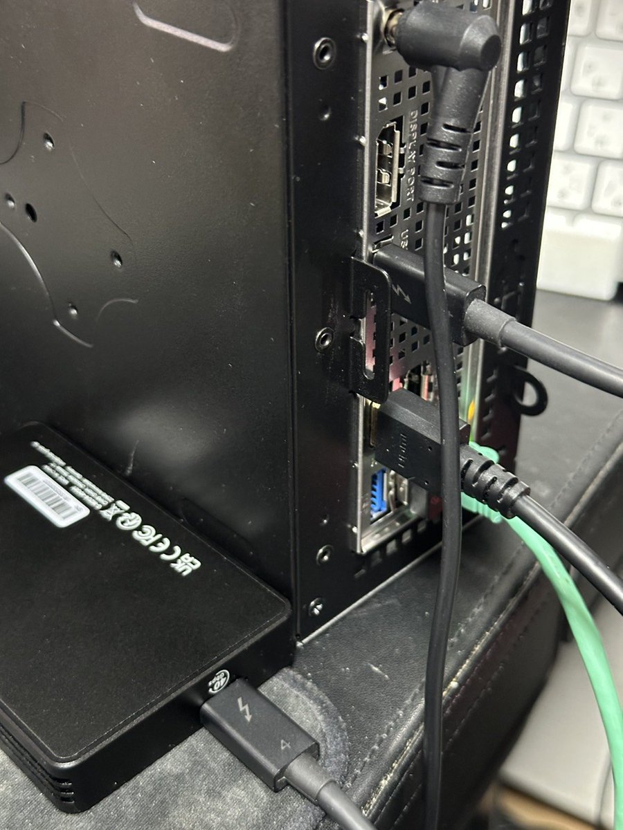 trinity33r's tweet image. ASRock DeskMini B860買ったので早速Windows11入れてThunderboltを試してみたけど、全くThunderbolt機器を認識せず…
BIOS設定のThunderbolt項目を色々と試してみたけど
ポート自体が使えなく、USB機器すら認識しないぞこのポート
ファームに不具合があって使えないのかも？
#Asrock #deskmini