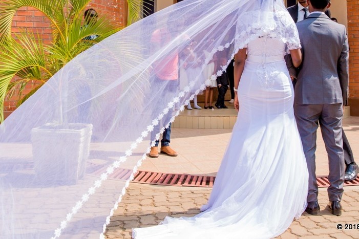 Umugeni yagombye kuba yarasuye aho hantu, akanahasasa 

Nyarugenge: Abageni bashya baraye ku biro by’Akagari ka Rwampara nyuma yo kubura aho bataha ku munsi w’ubukwe bwabo. 

Nyuma byagaragaye ko umugabo yari yarabwiye umugore ko afite inzu i Nyamirambo bazabamo, ariko nyuma
