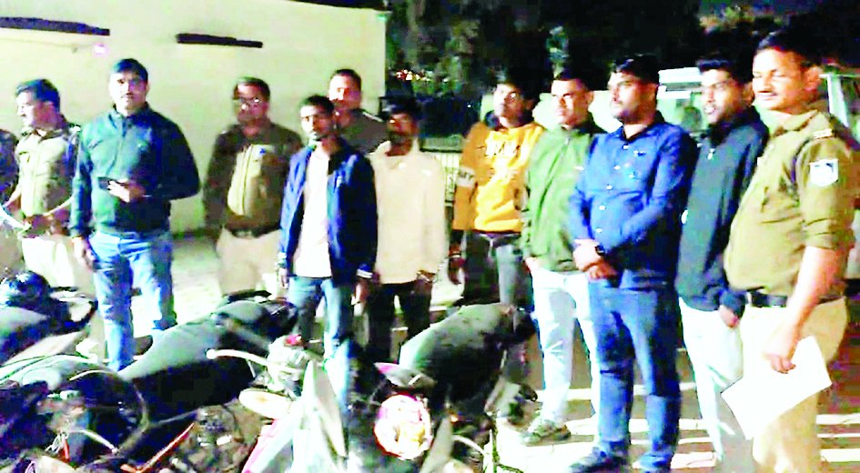 रीवा में पुलिस लाइन से बाइक चोरी करने वाला बदमाश हिरासत से हथकड़ी सरकाकर फरार हो गया, दो दिन तक मामला दबाए रखने से पुलिस की किरकिरी।
और जानें: starsamachar.com/bike-thief-esc…

#PoliceCustody #BikeTheft #CrimeNews #RewaNews #MPPolice #LawAndOrder #CriminalEscape #BreakingNews #IndiaCrime