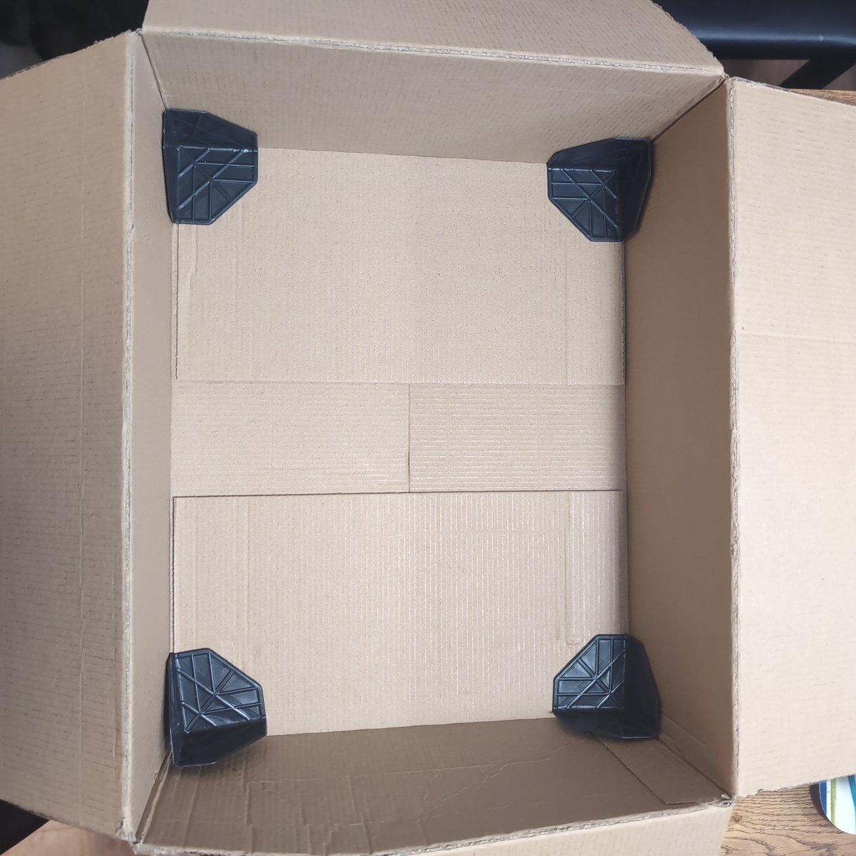 Eres viejo cuando te llega el pedido y no puedes dejar de pensar :

 "jo que protectores de esquina tan guapos. ¿Los guardo?"