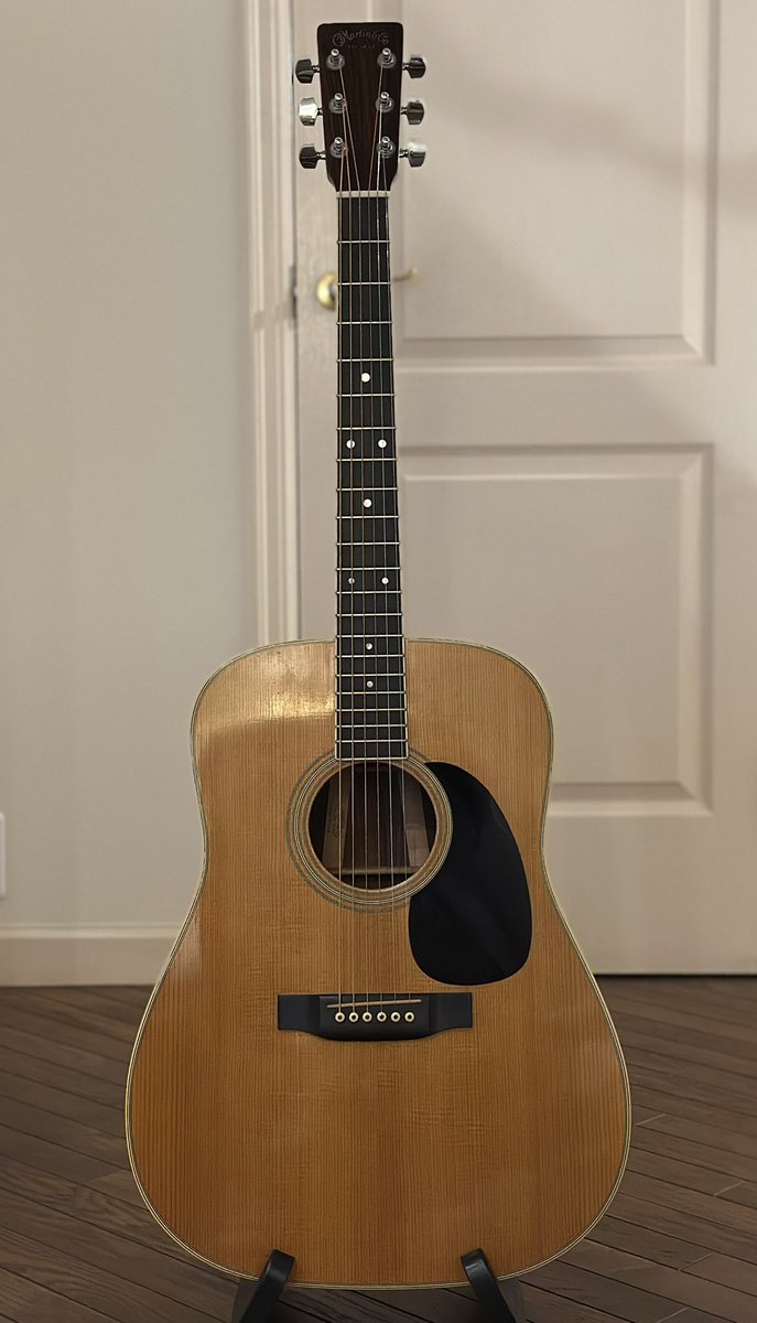 リペアをお願いしていたマーチンD35が半年ぶりに帰って来た。1992年に道玄坂ヤマハで購入したもの。私はギターをまともに弾けないが、和音や音程チェックなどで随分活躍してくれた。これからは楽しく弾けるよう練習したいと思います‼️でも基本、見ているだけで何だか楽しいのです😊