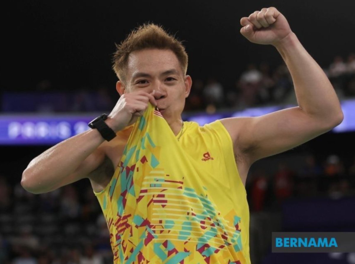 NewsBFM's tweet photo. 🔥 Para-shuttler Cheah Liek Hou is now Malaysia’s most successful individual athlete after clinching his ninth world title, surpassing squash legend Nicol David’s eight titles.

The world No. 1 defeated Taiwan’s Fang Jen Yu 21-6, 21-11 in the Para World Championships men’s singles SU5 final, extending his unbeaten record against Jen Yu to 19-0.

📷: Bernama