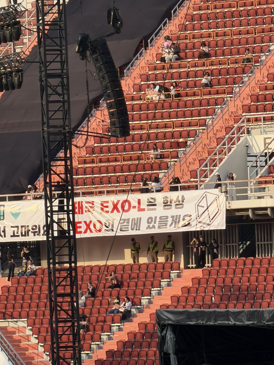태국 EXO-L은 항상 EXO의 곁에 있을게요
“EXO-L ไทย จะอยู่เคียงข้าง EXO เสมอ”
