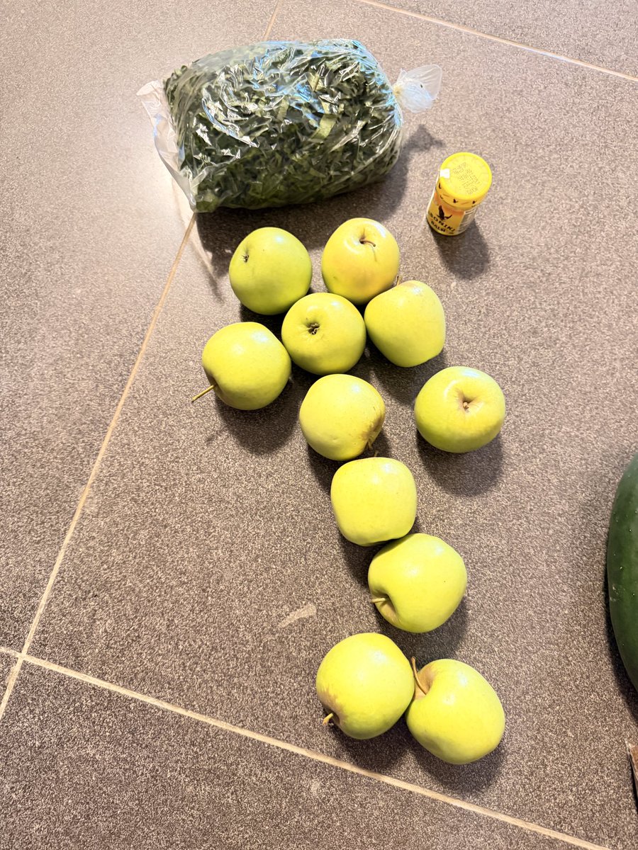 comfort_white's tweet photo. Unhappy Valentine’s Day to you @LordBinary_ @chowdeck @ChowdeckHelp 
I ordered for UGU LEAVES UNCUT not CUT!!!(I DO NOT CUT VEGGIES IN THE MARKET, that’s recipe for FOOD POISONING)

I order for 3 Aboniki Balms not 1 

I ordered for 12 Apples not 11

Deliver my correct order ASAP https://t.co/Da8WpeULmi