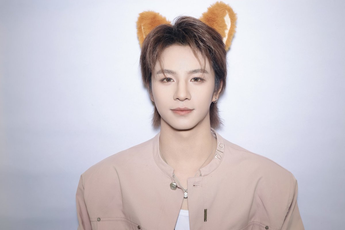 LEV_Official_'s tweet photo. Happy Valentine’s Day, let’s take a photo together. 💛

#LEV #레비 #レビ
#WANGZIHAO #왕즈하오 #王子浩 #ズハオ https://t.co/u1wFAS2ugq