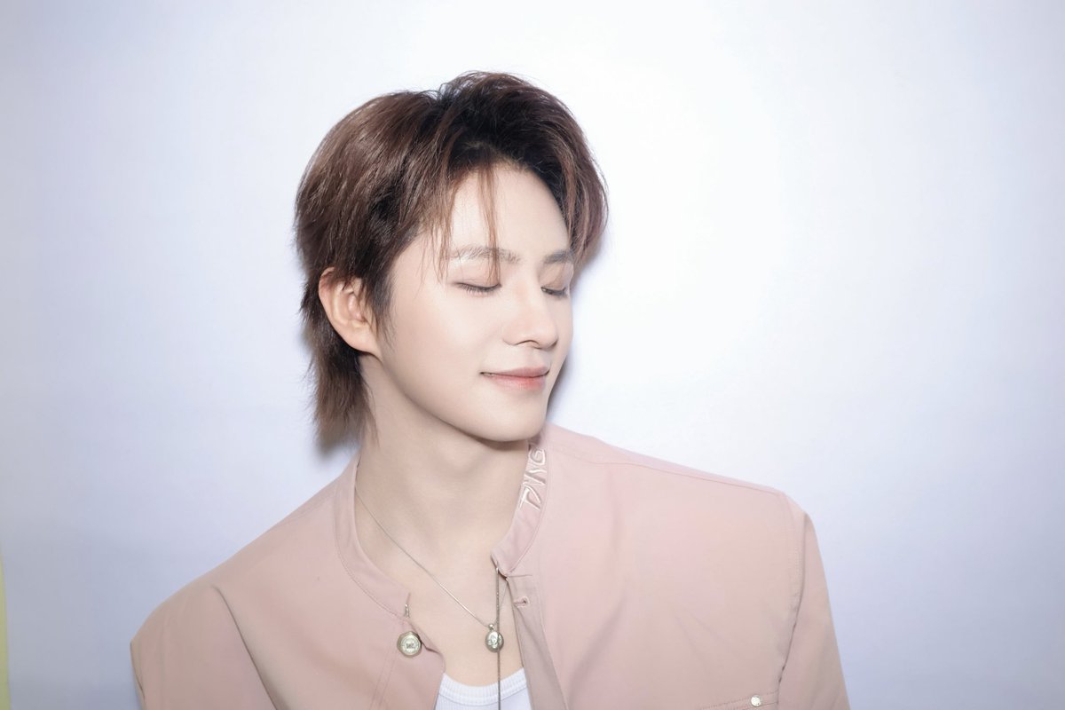 Happy Valentine’s Day, let’s take a photo together. 💛

#LEV #레비 #レビ
#WANGZIHAO #왕즈하오 #王子浩 #ズハオ