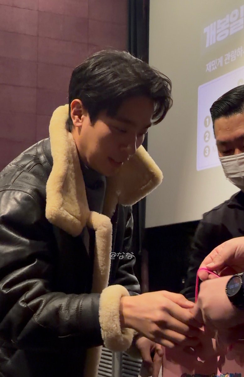 아…화면 뚫고 나온 박건을 내눈으로 봤다는데지금도 믿기지 않고 꿈같아요🥺내 선물 가져가는 박건…구라같음> ̫<