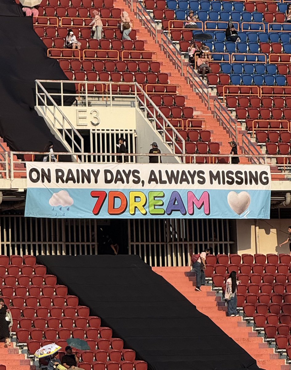 “ ON RIANY DAYS, ALWAYS MISSING 7DREAM ” 

โปรเจคนี้น่ารักมากทุกคน ทุกครั้งที่ฝนตกดรีมเส้นจะคิดถึงลูกชายของใครไม่รู้ทั้ง 7 คนตลอดไป คิดถึงตอนน้องดรีมบอกเลยว่าน้องกางร่มให้ซจนทุกคนไม่ได้ แต่น้องตากฝนไปกับทุกคนได้ ฮื่อ ㅜㅜ รักพวกแกเท่าโลก <3

 #SMTOWNLIVE2025_26_BANGKOK