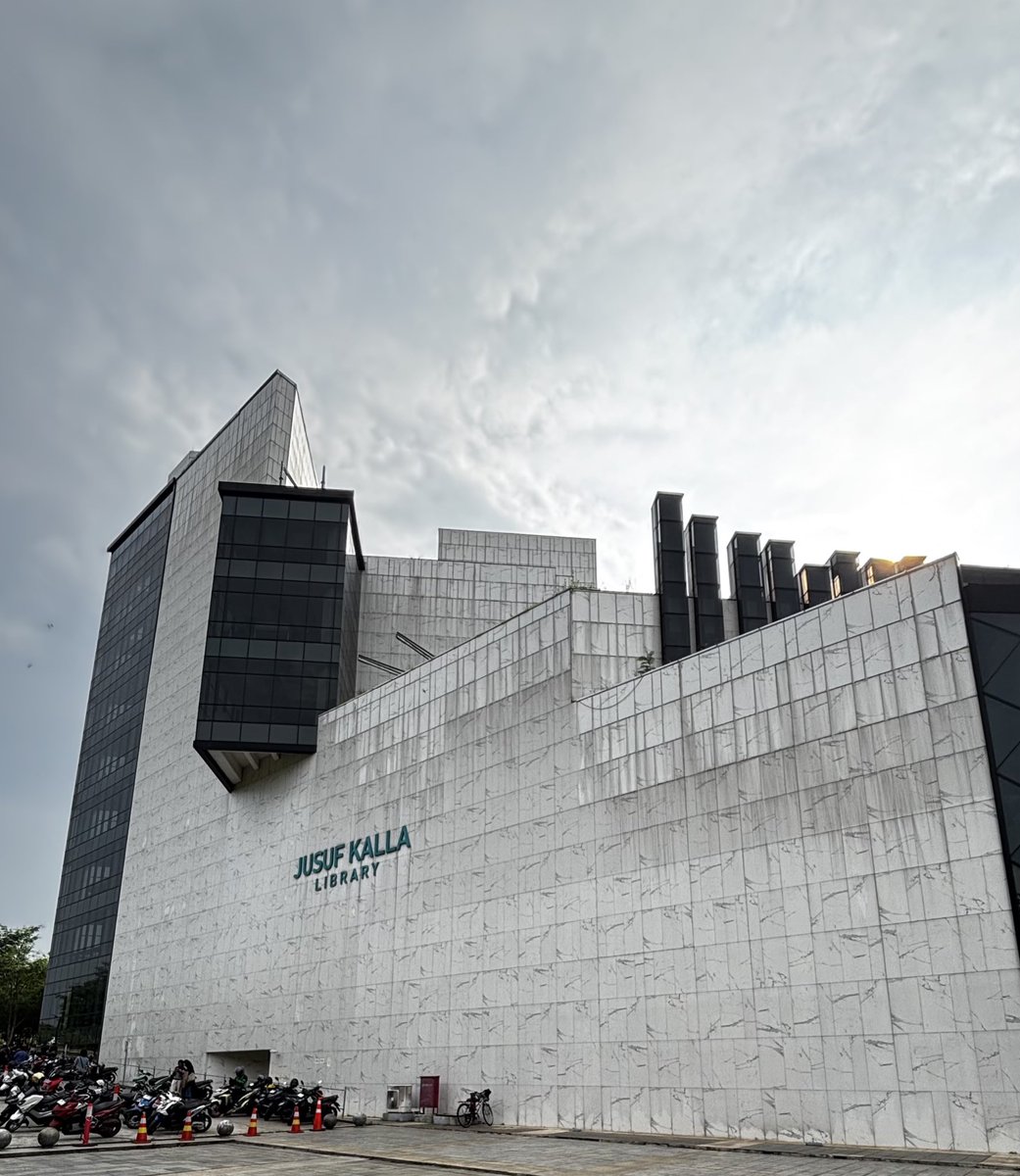 Astaxanthin2704's tweet image. Cakep banget perpusnya