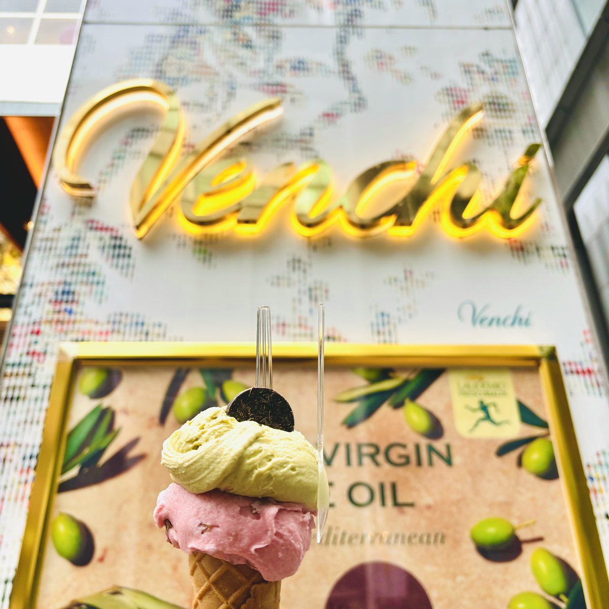 ずっと食べたかった、アンリシャルパンティエのナポレオンパイ🍓
Venchiのジェラートも初ŧ‹"ŧ‹"(๑´ڡ`๑)ŧ‹"ŧ‹"
ストロベリーチョコ🍓🍫とピスタチオ🍦