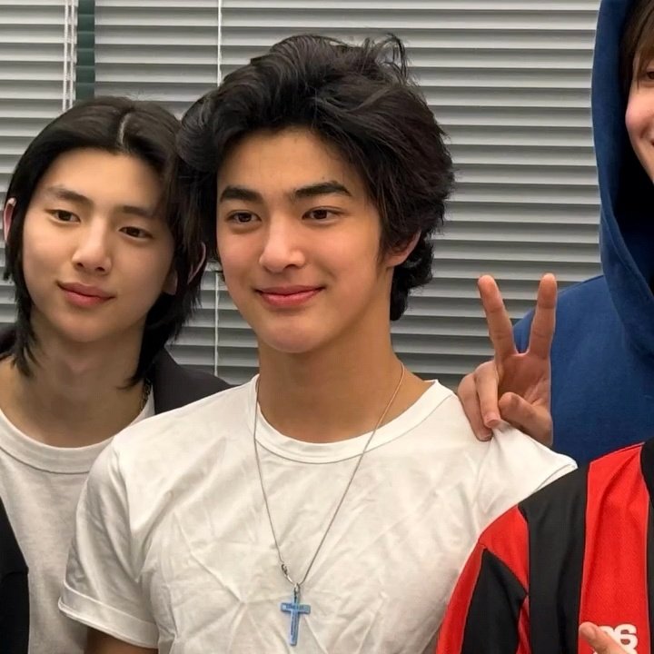 HIS HAIR OMG😭

#KEONHO #건호