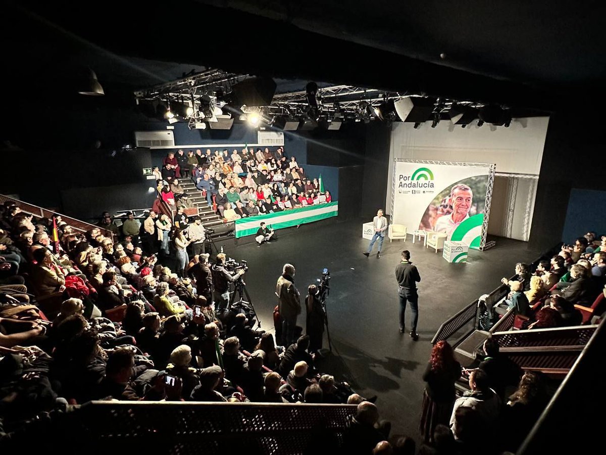 EnriqueSantiago's tweet photo. 🟢⚪🟢 La esperanza rebosó ayer el Teatro Salvador Távora con el acto de @_PorAndalucia.

@MailloAntonio ya ha derrotado al pesimismo y la resignación.

Se dispone ahora a recuperar la sanidad, los derechos, con todas las manos que van a empujar por un cambio en Andalucía. https://t.co/eVl0bRCm7V