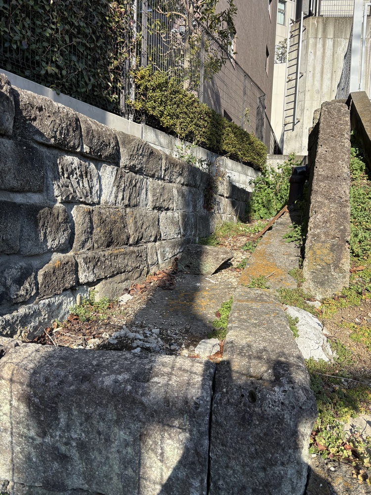 shikasukeito's tweet photo. ここ一応水路っぽい造りしてるのね。地番も周囲から飛んでるから公共用地っぽいし(小日向四丁目304、手前通路と1筆地)。 https://t.co/u8iMzNIaZp