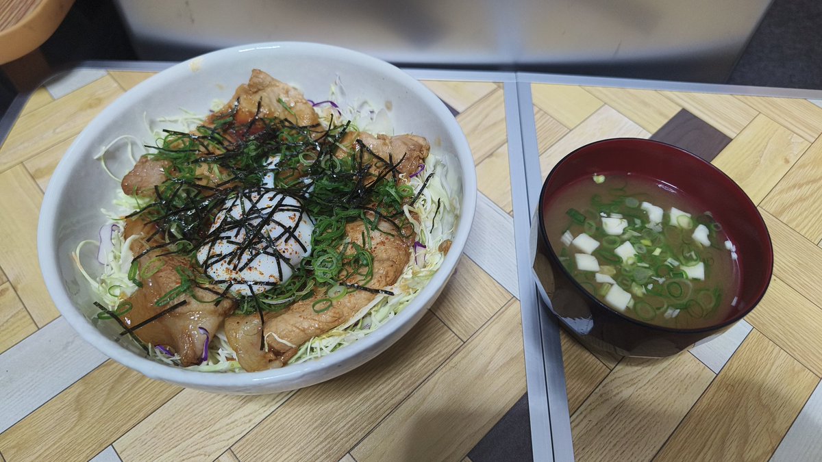 夕飯は少し体を気にして
豚丼ライト
ご飯の代わりに豆腐を

いただきまーす😆

さっぱりしてて美味し〜👍