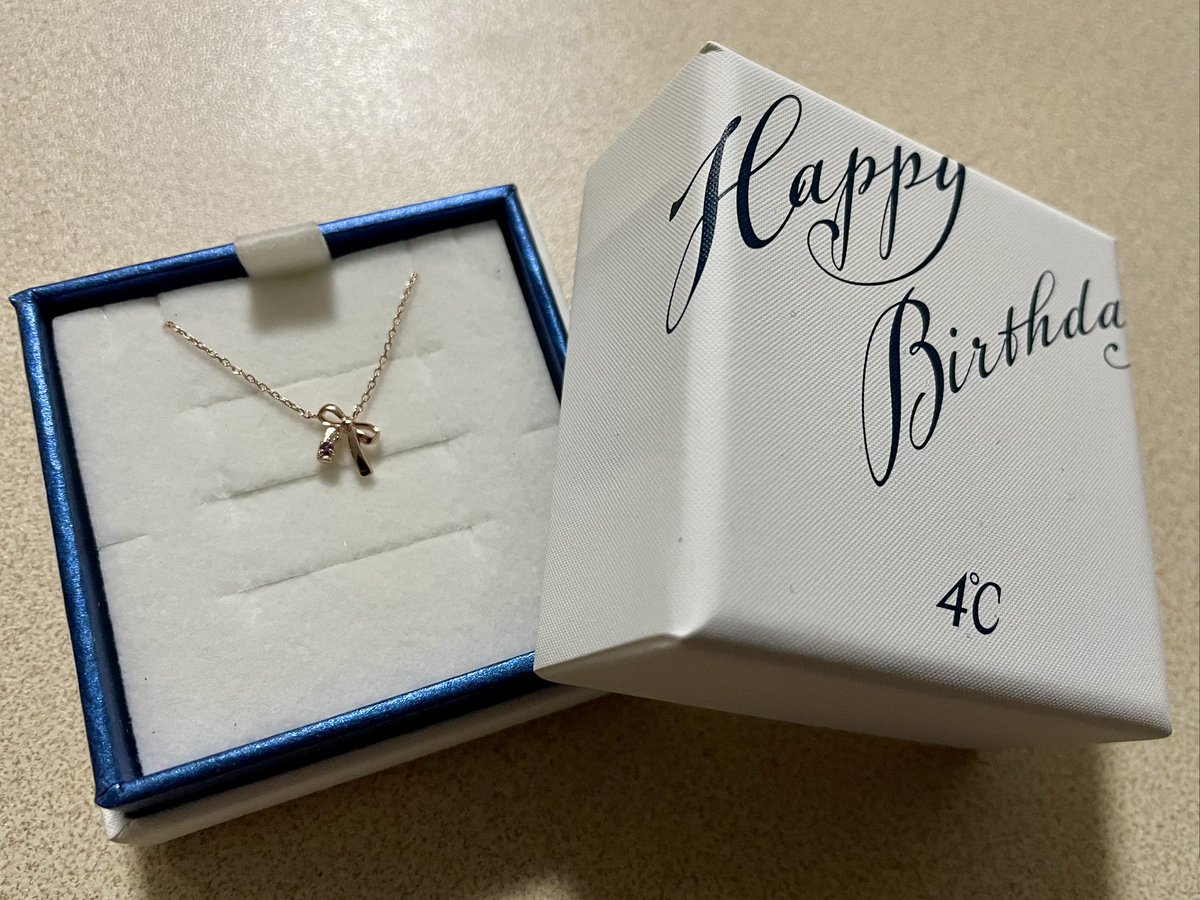 FugaSui's tweet photo. Happy Valentine's Day！
&amp;
Happy birthday to me！
今日はバレンタインですが、私の誕生日でもあります✨

彼氏にステーキ連れてってもらったら、サプライズでケーキ付きにしてくれてました☺️❤️

誕プレは4℃のネックレス☺️❤️
ちゃんと私の誕生石のアメジスト付き選んでくれたみたいです☺️❤️ https://t.co/NjhWPD1bAI