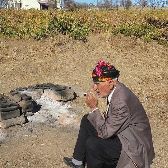 abdullahipek063's tweet image. İnsanın içini kemiren bir derdi olmasa, 
Yüzü böyle solar, gözleri böyle dalar mı?