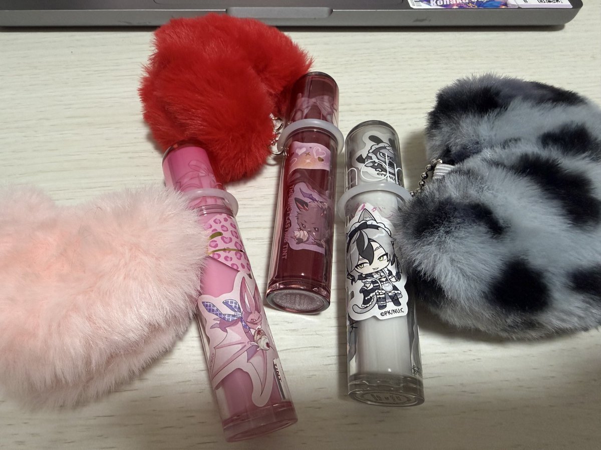 シール買ったからリップにつけた💄
