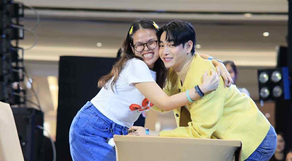 เพื่อนบอกว่ามีอยู่รูปเดียวอวดอยู่นั่นแหละ 
นี่เลยแบบ มึง!!!!!วาสนากูได้ถ่ายกับพี่เขาแค่รูปเดียวนี่ก็บุญหัวกูแล้วนะ🤣 
HVD 🤍 จ้าาาาาา
#เป๊กผลิตโชค