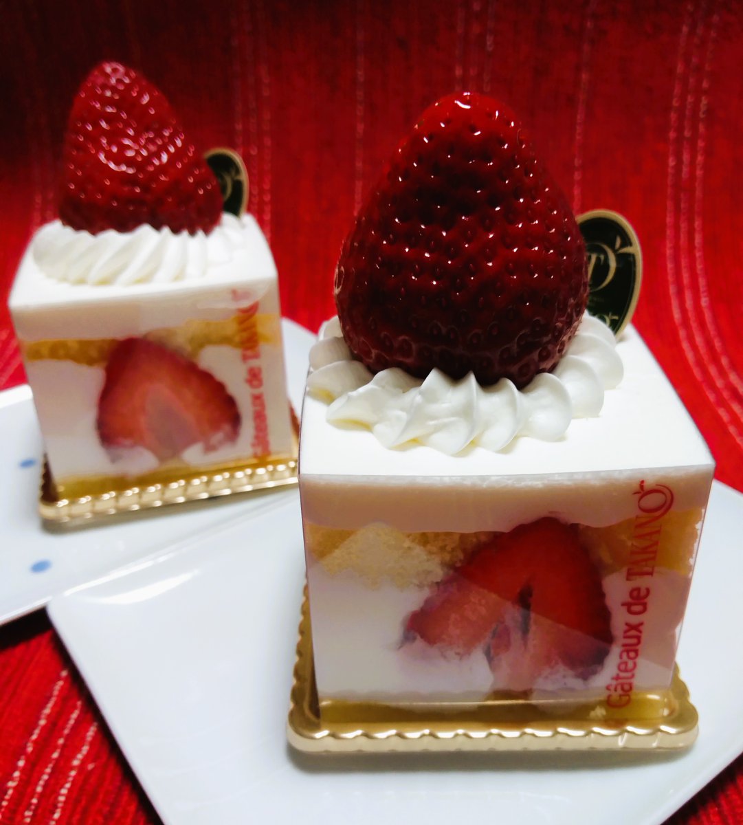 基本的に甘いものはアンコ優先になってしまうけど、生クリームも大好きだぞ。ちょっと前に食べた「宮古島メロンのショートケーキ」と「あまおうのショートケーキ」が激しく美味しかった…今、猛烈に欲しておる✨✨✨