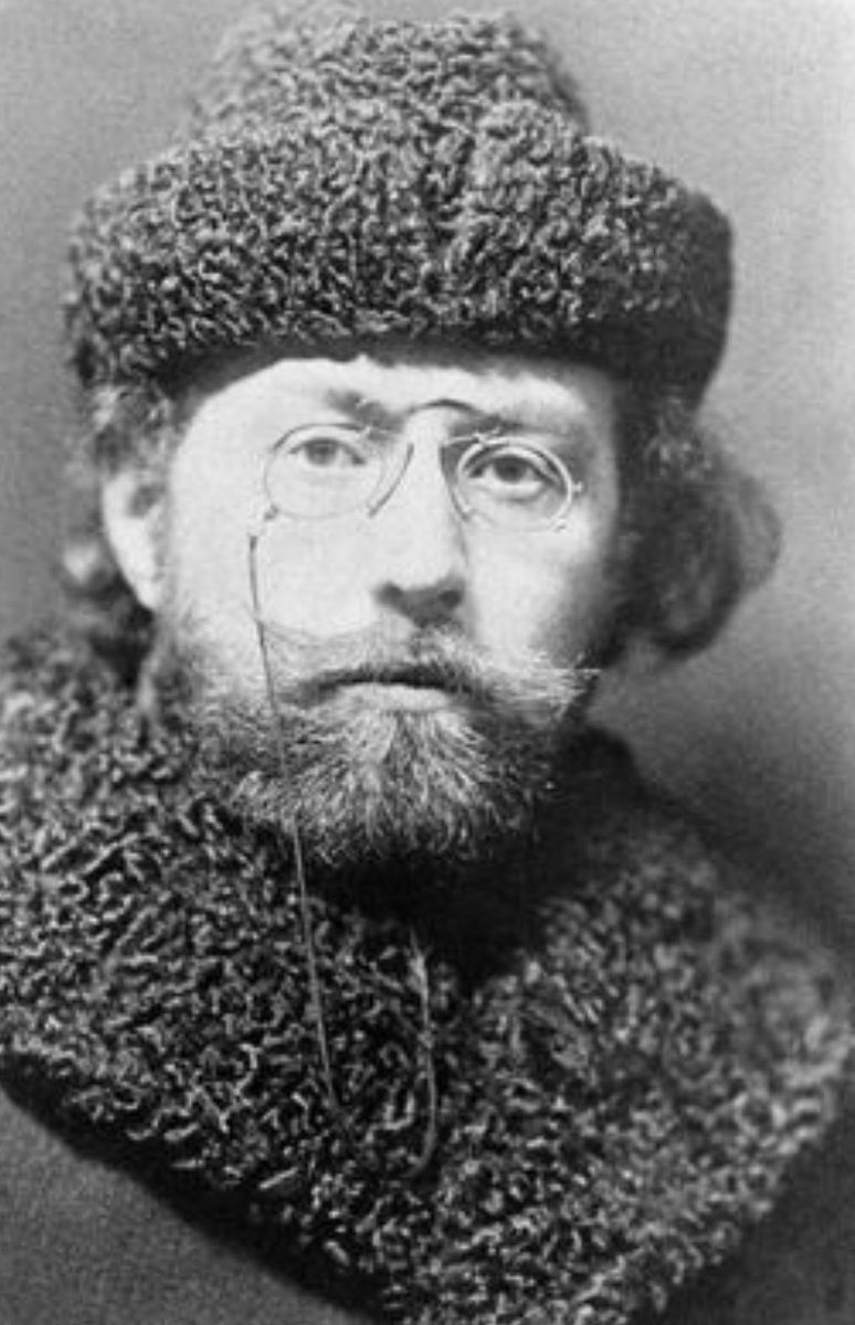 يرى ميخائيل أرتسيباشيف في قصته "قصة قديمة" أن الحب هو تفضيل شخص واحد على الجميع، وهذا يترتب عليه أن يتخلّى الإنسان عمّا هو أفضل، وأن يغدو أحمقَ فقيرًا، عاجزًا عن رؤية الجمال اليومي، ومضيّعًا لفرص جديدةٍ للفرح والسعادة… وباختصار، يفقد فاعليته. 
نتمنى أن تترجم قصصه للعربية....