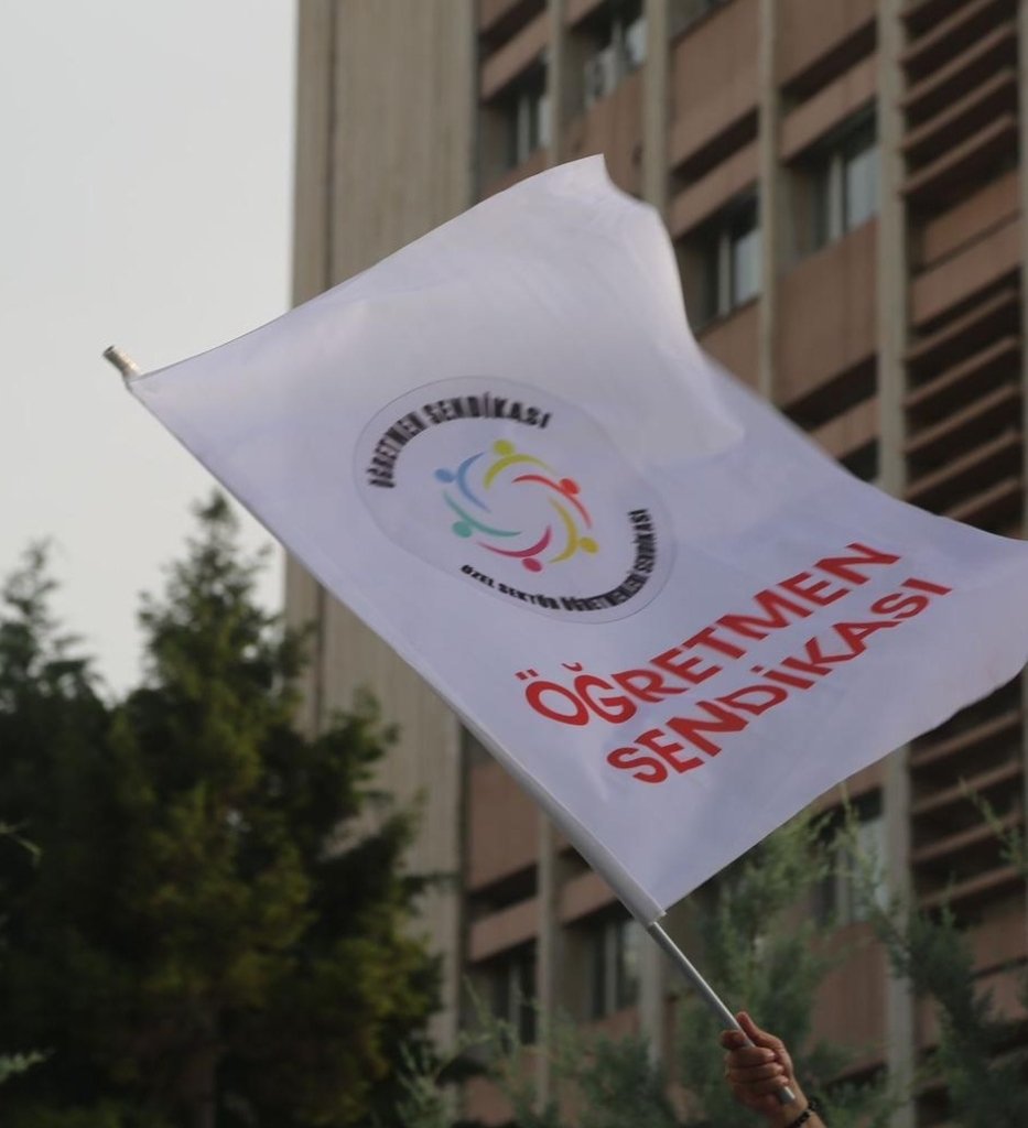 Okullar, eğitim kurumları ya da iş yerleri! Adına ne dersek diyelim eğitim ve çalışma alanları sermayenin kurallarına göre yönetiliyor.

Öğretmene düşen rol hem mesleki hem toplumsal. Bilinç, kanıksanan düşüncelerden kopma ve ona karşı olma eylemine ulaşmamızı istiyor. 

Yaşam,