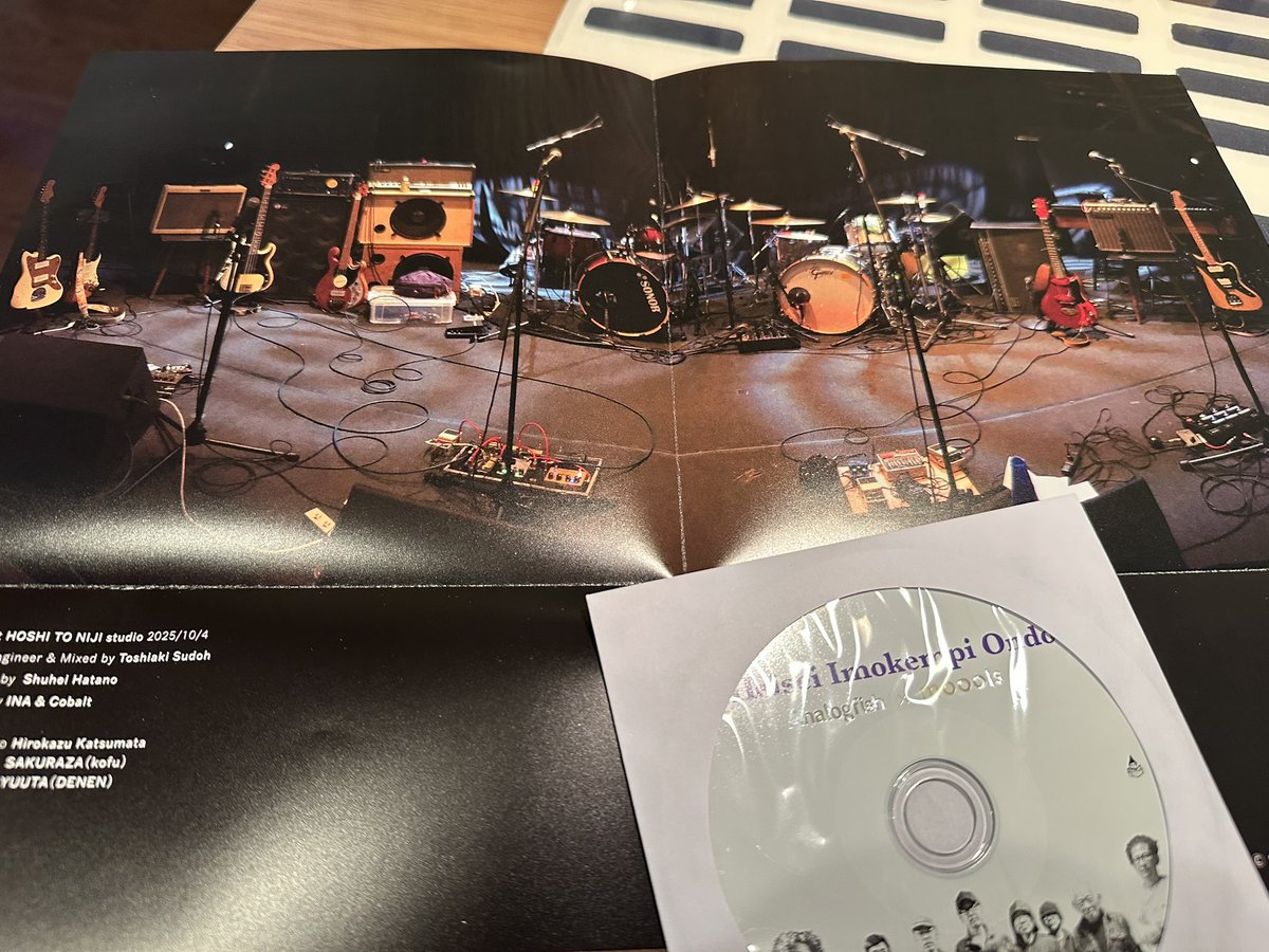 第34回モールスまつりに行ってきました。ちょう良かった！一曲ごとにメンバーが増えるシステムで懐かしい曲もたくさん。最後はアナログフィッシュも登場してステージぎちぎちの中、芋ケンピ音頭を再現。久しぶりの人たちにも会えて嬉しかった。CD内側アートワークのかっこいい機材写真は桜座のやつだ