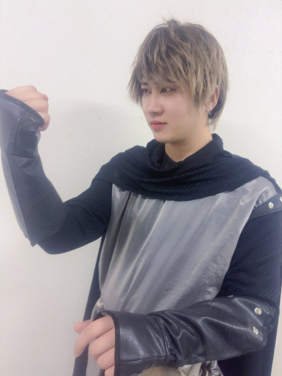 showmanship_f's tweet photo. 【ノートルダム物語🔔登場人物紹介✨】
フランス軍の部隊長。
命をかけた戦いに身を置く運命に、葛藤しなから生きる兵士フィーバス。

敵であるはずのロマの娘エスメラルダに魅せられ、翻弄される想いを演じるは、武東亜斗夢@Tempest_Atomu 

恋敵カジモドとの闘いや、殺陣シーンにも注目！ https://t.co/bPXOUseXSN