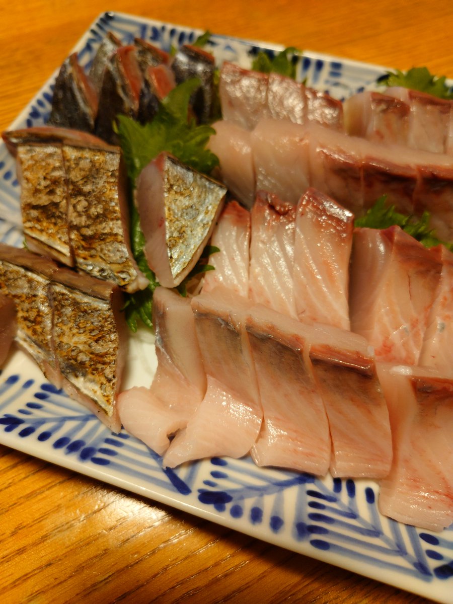 ramukao's tweet photo. 今晩は千葉県サゴチを炙りと刺身で。腹身は結構な脂乗り。鮮度バリバリで身割れも無くお値段以上の旨さです!　#泉銀 https://t.co/JwTVbTiY7Z