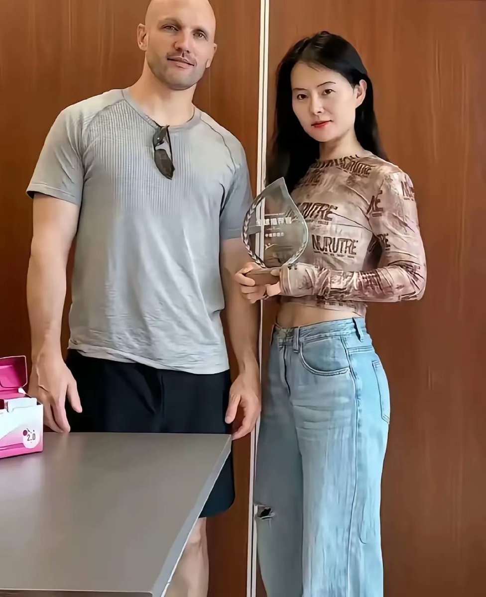 whiteTony99's tweet photo. 曾经的“远嫁爽文”滤镜碎成渣！网红小易（Claire）远嫁美国后，天天在镜头前晒“幸福农场生活”，老公超尊重家庭、地位比狗还高，甜蜜日常吸粉百万，谁看了都羡慕“美国梦”照进现实。
结果2026年直接翻车翻到太平洋底！前脚还在吹“神仙眷侣”，后脚离婚官司炸锅——美国老公TJ（网名李逵）甩出47页索赔清单：一次性70万美元现金 + 50个月每月5000美元赡养费，总计近95万美元（约600万人民币），理由是“为了随她回国生活导致事业中断”，现在自己成了经济弱势方，要前妻补偿。
小易直接开怼反杀：你事业中断？公司婚前就倒闭了！婚后你长期摆烂无业，全家开销（包括狗狗洗澡费）全靠我拍视频+娘家输血，我才是那个被吸血的！内容创作、商务、养家全我一人扛，你连配合拍个视频都不肯，幕后根本不是“神仙夫妻”，而是我一个人苦苦撑台。
更炸裂的细节曝光：老公八年不刷牙、口臭到要戴口罩才能共处；孕期还酗酒，抱着娃差点摔了孩子；农场杂草一米高不割、贷款不还、资产白白贬值，摆烂文学写进骨子里。
曾经的“远嫁爽文”滤镜碎成渣，现在网友一边吃瓜一边警醒：跨国婚姻别被国籍滤镜冲昏头，镜头里的完美往往是精心剪辑，现实里谁靠谱才最重要。

这波年度最狠回旋镖，直接把“外国老公更尊重女性”的神话砸太平洋去了😂

#远嫁美国翻车 #小易离婚 #跨国婚姻现实