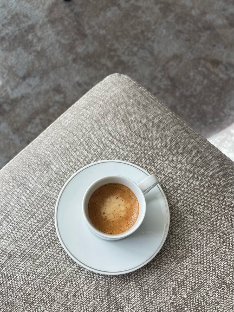 قهوة تُطِلّ على الطمأنينة.