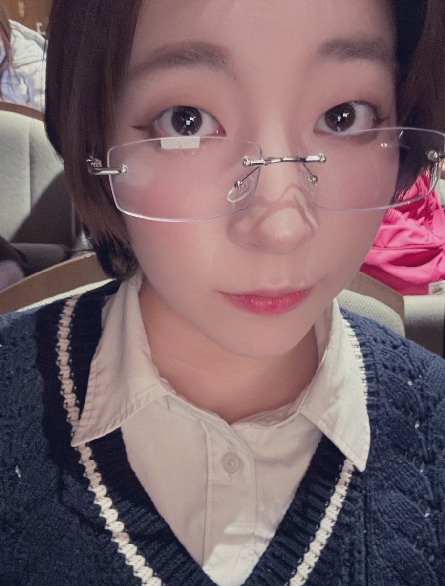 Taiga_ICupid's tweet photo. ハッピーバレンタイン🍫🩶

たいがの料理スキルは壊滅的なので
珍しいメガネ姿👓を代わりにお届け！！ https://t.co/pdsrtemgH8
