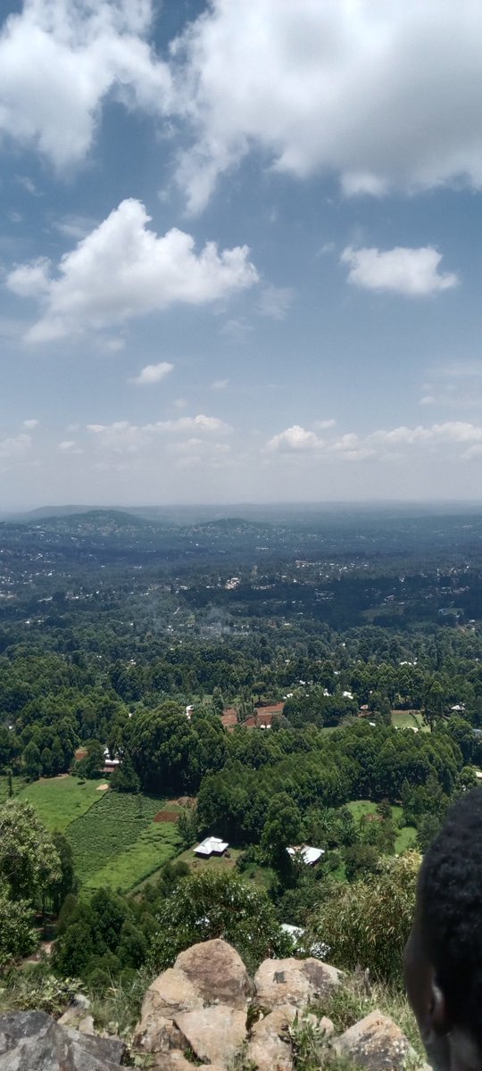 Wacha niendelee kuzurura kwa milima while other wanaonyeshana mapenzi