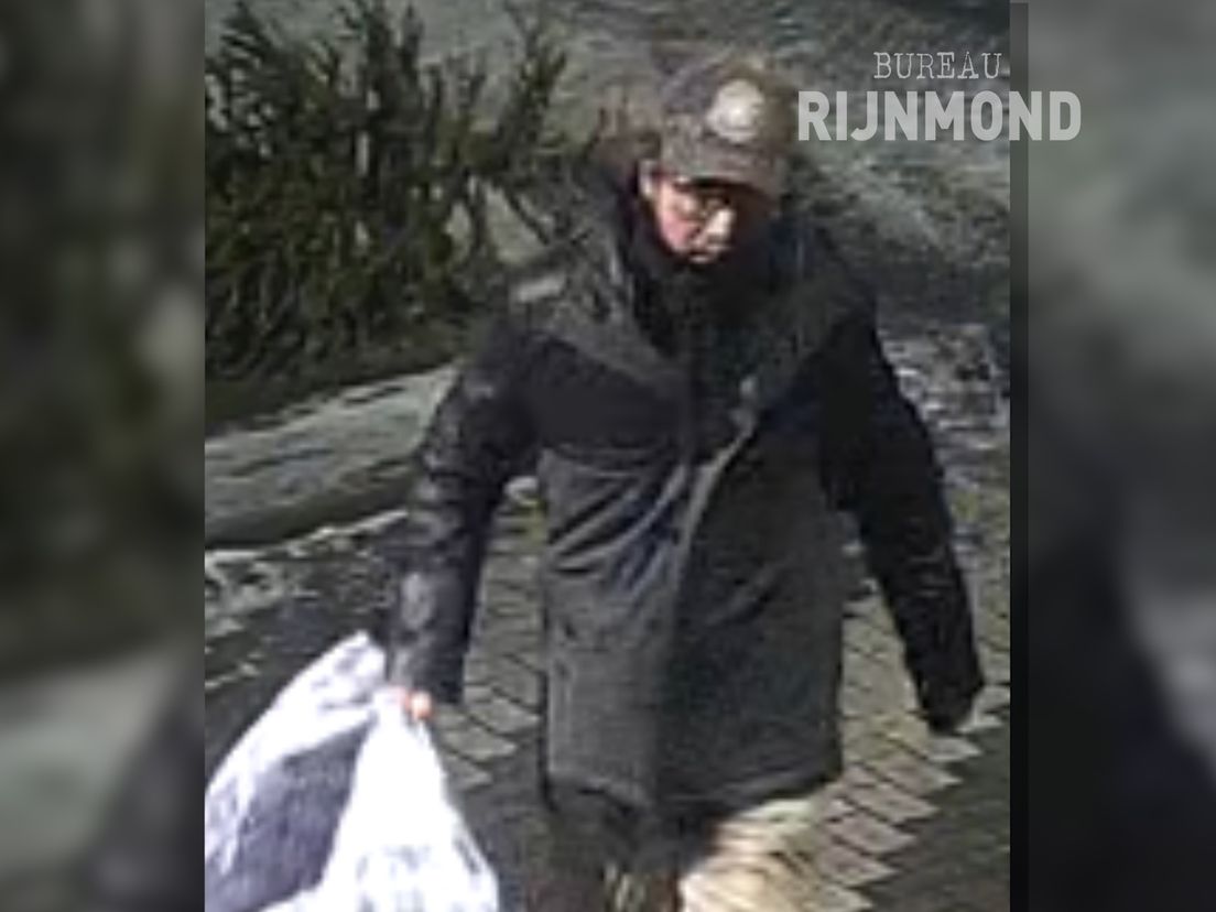 Man schrijft discriminerende tekst onder beeld bij Rotterdam Centraal. Wie is hij? Tips welkom. 

Video : tinyurl.com/mtxvwshe
