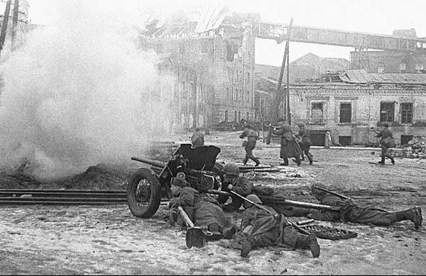 14 февраля 1943 года, бойцы Красной армии при поддержке кавалерии казаков и местных партизан смогли выбить навсегда из Ростов-на-Дону немецко-фашистских захватчиков. С праздником, ростовчане. 🤝