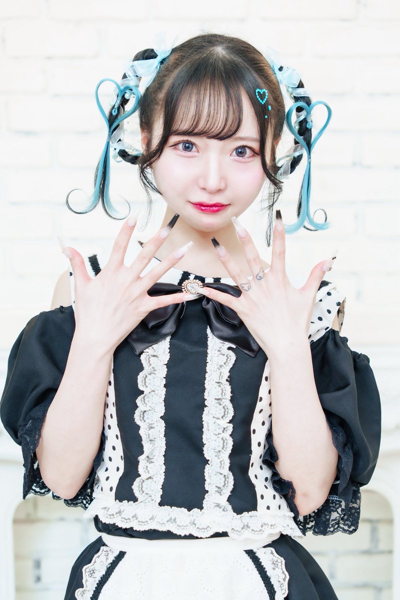 お知らせなのですが3月前半で３年弱お世話になったNeonを退店します！残り少しですがちょっとでもNeonに会いに来てくれたらうれしいです🙇🏻‍♀️