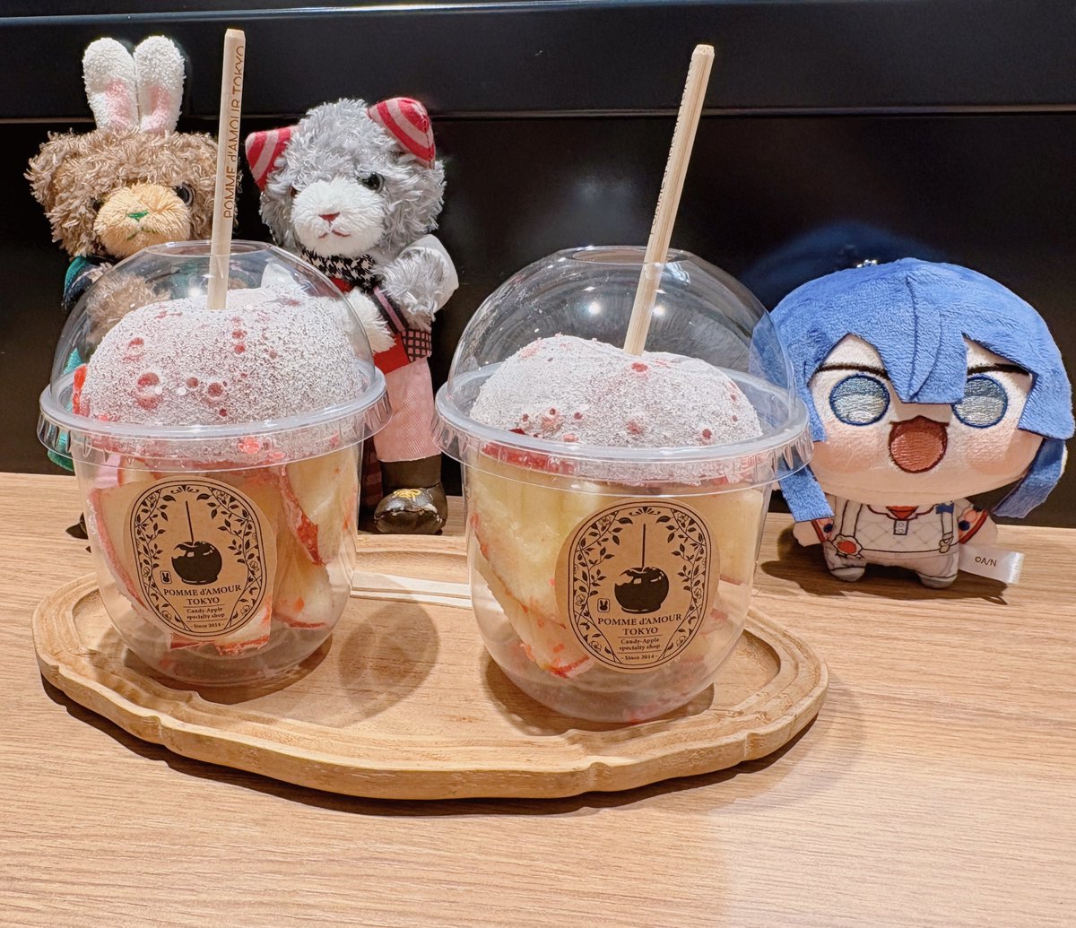 パフェとりんご飴を食べたよ！