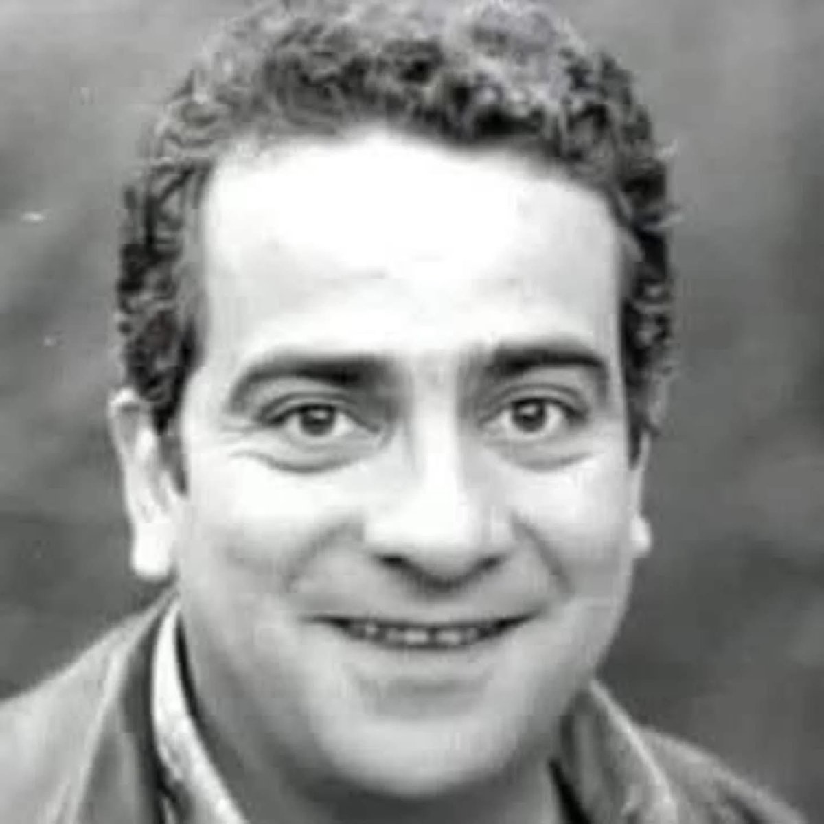 CEM ÖZER  ANLATIYOR   ”O” Adamdı..💖
1999’ un Eylül ayıydı, boşanmıştım.
Reklam ajansımdaki ortağımdan kazık yemiş, batmıştım. Televizyonu bırakmıştım.
İftiralarla boğuşuyordum. Savruluyordum.
Telefonum çaldı, tanımadığım numaraydı açmadım.
Mesaj geldi; “Beni ara” .. İsim yoktu.