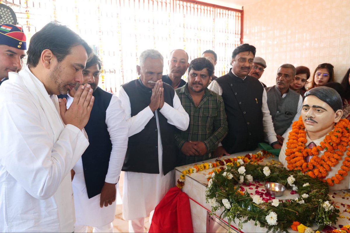 ch_dheer_RLD's tweet photo. लुहारली, बुलंदशहर में शहीद सूबेदार श्री रंजीत सिंह जी की प्रतिमा के अनावरण समारोह में भाग लिया और उन्हें श्रद्धापूर्वक नमन किया।

उन्होंने 1962 के भारत-चीन युद्ध में मातृभू���ि की रक्षा करते हुए अपने प्राणों का सर्वोच्च बलिदान दिया और देशभक्ति की अद्भुत मिसाल प्रस्तुत की। https://t.co/LJxrZSvyfV