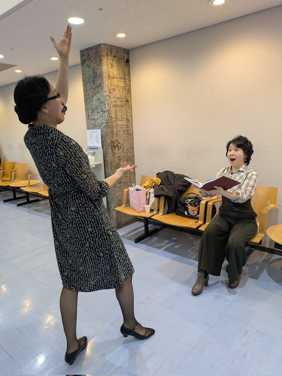 mareli_no's tweet photo. カヴァ/パリも残す所あと1回となりました😭マエストロバッティの弟子マエストラのシーン。カヴァーキャストの花ちゃんが再現してくれました😍✨カヴァーキャストさんは毎日きてじっと見て覚えてソリストさんに何かあったらすぐに代打できる集中力と精神力が必要な偉大な仕事です。尊敬。
#東京二期会 https://t.co/ZpmUVdp4Am