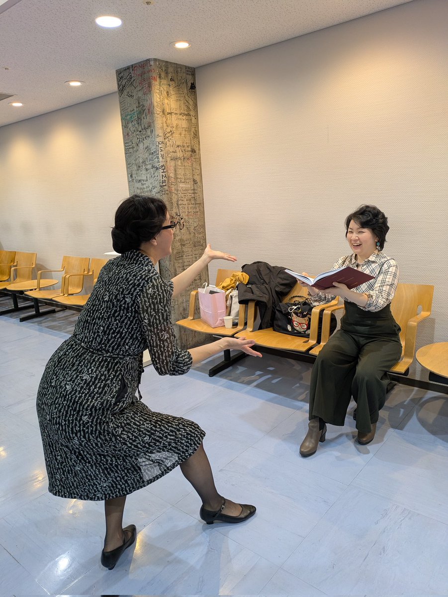 mareli_no's tweet photo. カヴァ/パリも残す所あと1回となりました😭マエストロバッティの弟子マエストラのシーン。カヴァーキャストの花ちゃんが再現してくれました😍✨カヴァーキャストさんは毎日きてじっと見て覚えてソリストさんに何かあったらすぐに代打できる集中力と精神力が必要な偉大な仕事です。尊敬。
#東京二期会 https://t.co/ZpmUVdp4Am