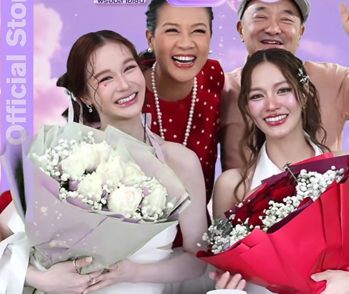 june_noah01's tweet image. The best parents I can’t they bought them a whole bouquet of red roses to tk &amp;amp; white to nur🥹🥹🥹🥹♥️♥️

#nurdesoraya #TKphinyanech #TKNur