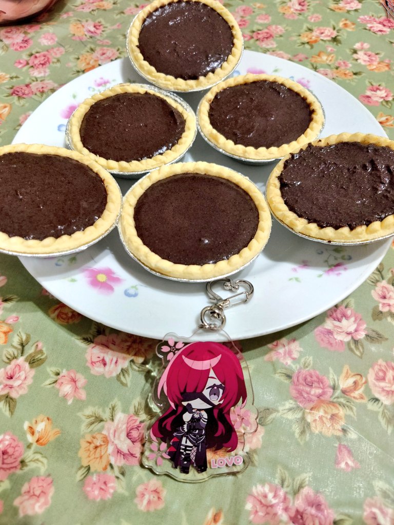 ろぼさんハッピーバレンタイン〜❤️
チョコあげる❗️でもなにチョコと思うよね
１枚目は全然膨らんでないシュークリーム...つまり失敗したものですはい🫠
でも生地で⚜️を作ってみたしたあげた方がいいと思う
本来シュークリームに使うカスタードはタルトにした🍫
目で食べてねw
#ねえねえLOVOさん