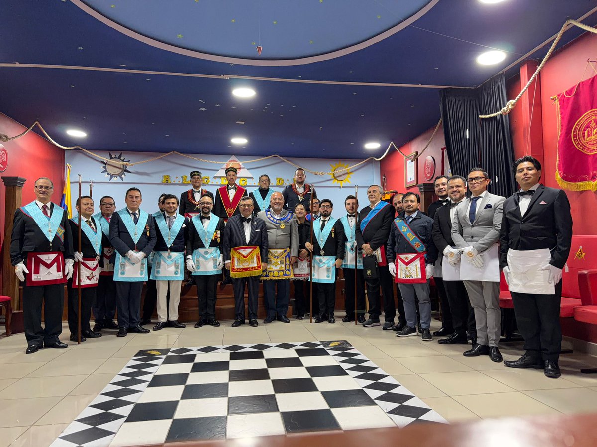 La semana termina con una hermosa tenida en el Valle de Quito con la asistencia de varias logias , gracias a todos por la invitación y dejar compartir a este viejo mason el egregor Masonico que nos da la fuerza siempre para continuar en nuestra tarea de guiar a la Orden