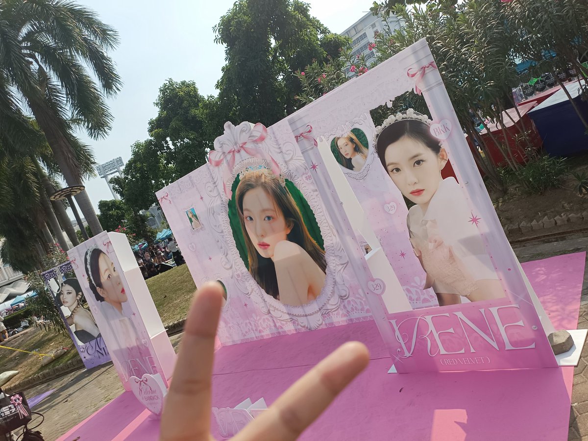แดดแรงเท่าไหร่ ไม่อาจกลบรัศมีพระสิริโฉมของสมเด็จพระนางเจ้าควีนเบไอรีนธิบดีเลยแม้แต่ร้อย ทรงพระเจริญเพคะ😳✌
#EternalSEULshine
#DearMyIRENE
#น้องเค้กอินราชมัง