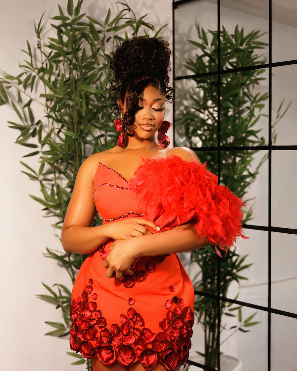 __priscie's tweet photo. Lady in red says hello❤️ https://t.co/bAXscsB8sE